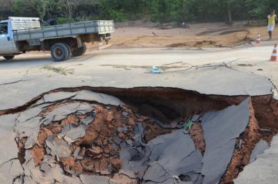 Após fortes chuvas, cratera se abre em trecho da BR-222 no MA