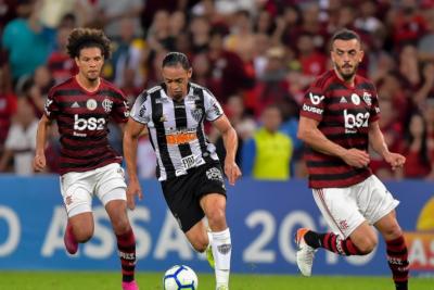 Flamengo vence o Atlético-MG e aumenta vantagem no topo do Brasileirão