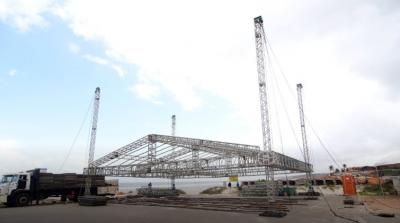 Palco do Réveillon começa a ser montado na Avenida Litorânea