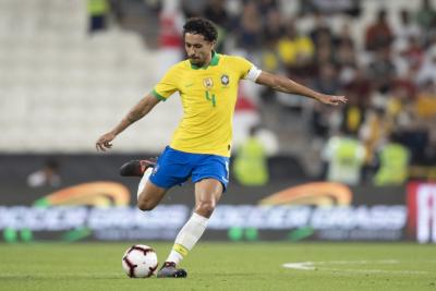 jogador de futebol se prepara para chutar bola