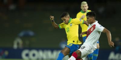 jogadores de futebol disputam bola