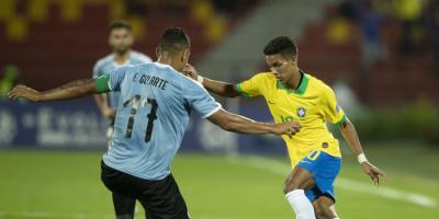 jogadores de futebol disputam bola