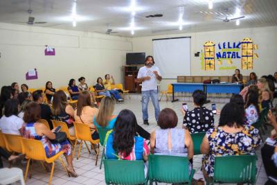 palestrante em sala de aula