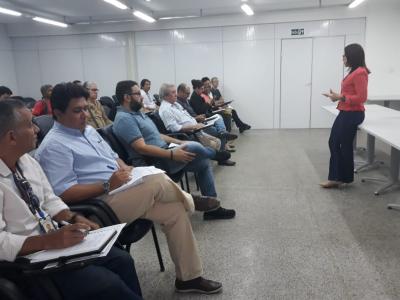 pessoas sentadas em sala