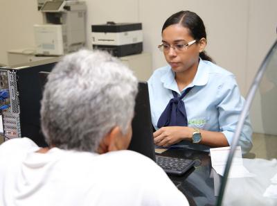 médico atende paciente