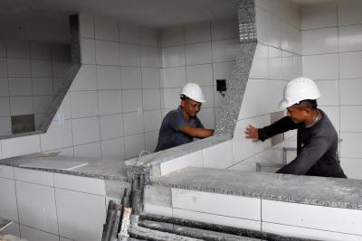 homens trabalhando em bancada