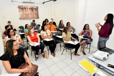 pessoas sentadas em sala