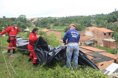 defesa civil trabalha em área de risco