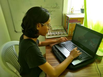 estudante olha tela de computador