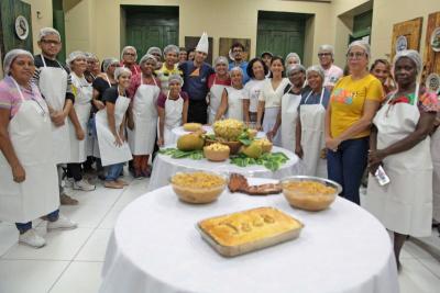 pessoas de pé atrás de mesa