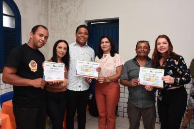 pessoas seguram certificados