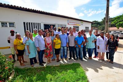 pessoas de pé em centro de saúde