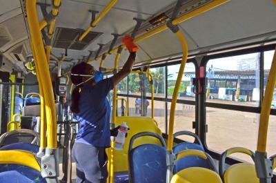 mulher higieniza ônibus