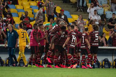 jogadores de futebol comemoram