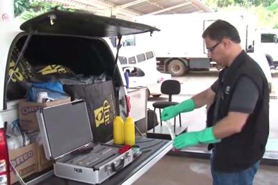 homem testa gasolina