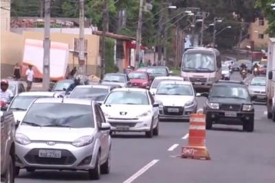 carros no trânsito