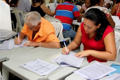 pessoas assinam contrato