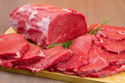 carne vermelha e bife em mesa de madeira