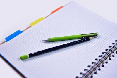 caderno caneta e lápis