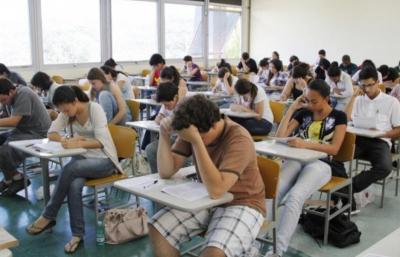 estudantes em sala de aula realizam prova