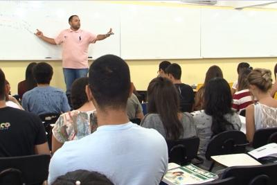 estudantes em sala de aula 