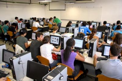 estudantes em sala de informática