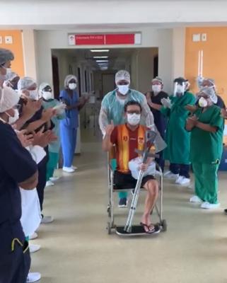 Paciente comemora alta médica após 10 dias internado com Covid-19