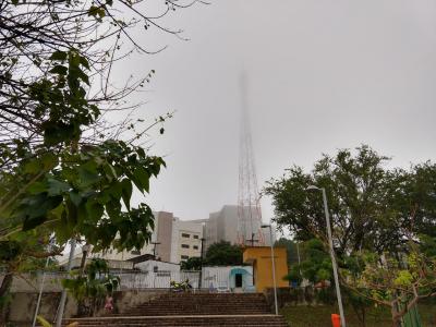 neblina cobre torre