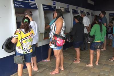 pessoas em fila de banco