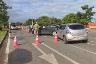 barreira com agentes de trânsito fiscaliza rodízio de carros em são são luís