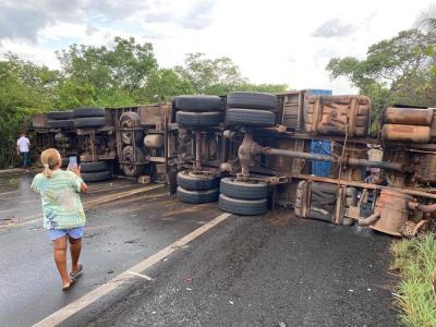 Carreta tomba e interdita a BR-316 entre Caxias e Timon no MA