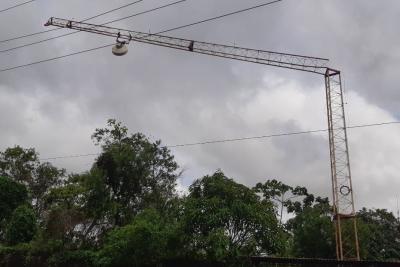 torre sobre rede de energia elétrica