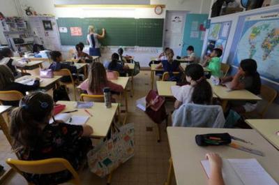  França anuncia fechamento de 81 escolas por casos de covid-19 