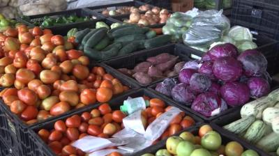 frutas, verdutas e alimentos em feira 