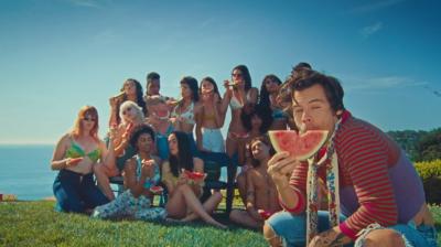 Harry Styles lança clipe da canção Watermelon Sugar; assista