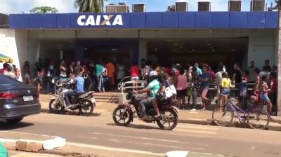 Idosos se aglomeram em fila na cidade Pinheiro no MA