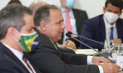 Ministro diz que vai adquirir todas as vacinas seguras contra a covid