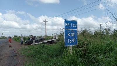 Caminhonete colide em árvore na BR-135 no Maranhão