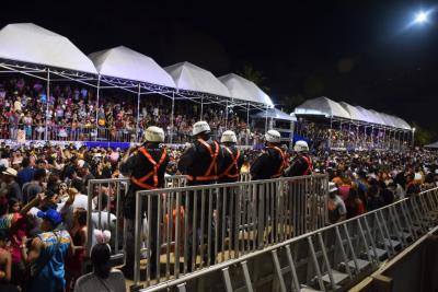 policiais observam multidão em carnaval