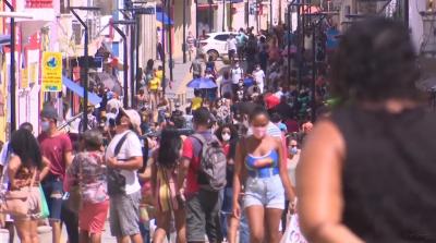 Após reabertura gradual do comércio, Rua Grande fica lotada