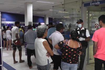 pessoas em fila de banco