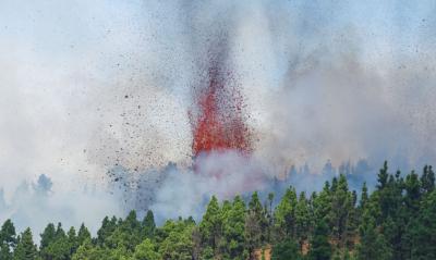 Ilhas Canárias: lava de vulcão continua a se aproximar da água