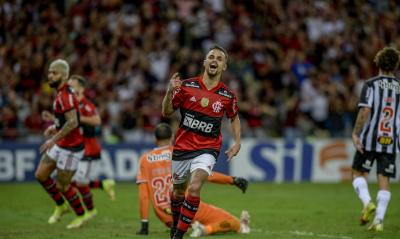 Brasileiro: Flamengo vence Atlético e mantém sonho pelo título