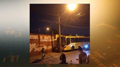 Assalto a ônibus termina em acidente na Cidade Operária