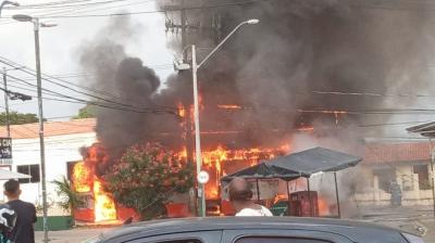 Ônibus pega fogo na Avenida Getúlio Vargas em São Luís