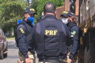 PRF apreende criminosos com drogas, arma, munições e carro furtado na BR-135