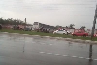 Ônibus bate em muro na Av. dos franceses, em São Luís