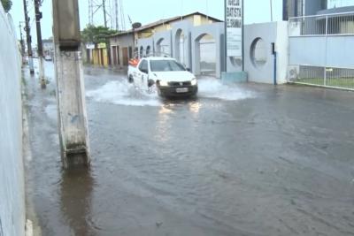 Bacabal: ruas ficam alagadas após forte chuva