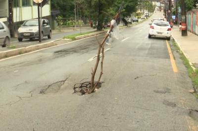 Buraco na Av. Alexandre Moura segue causando problemas.