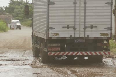 Buracos e lama dificultam trafego na Vila Tiradentes.